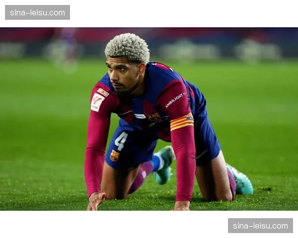 巴萨队长阿劳霍客串前锋，国家德比中临时调整的作用分析